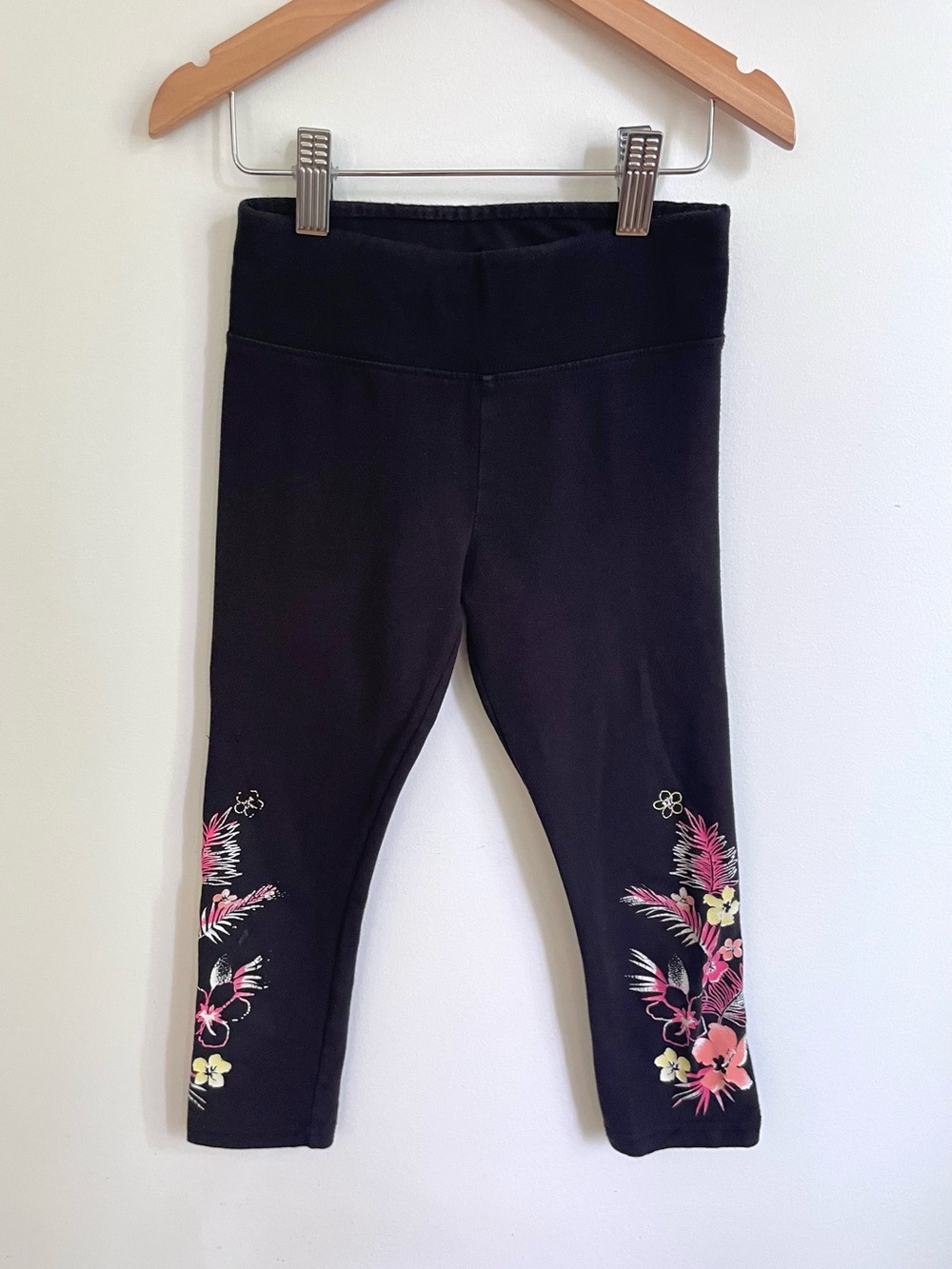 $4 💥Cropped Leggings Capri Tights, Floral Design, Black Stretch Jersey